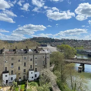Crescent Penthouse With Stunning Views And Free Parking Bath